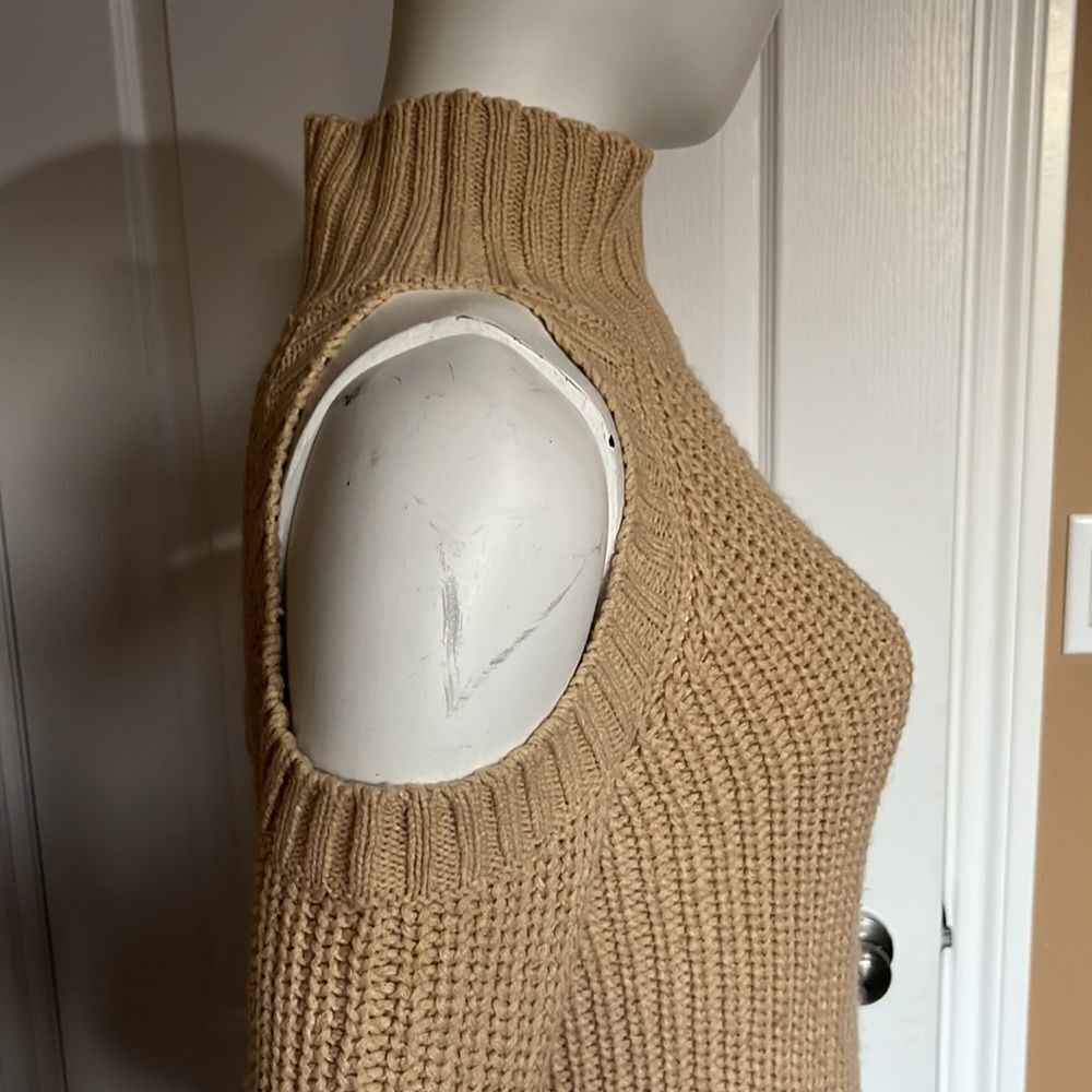 Cold shoulder Sweater/Size L - Picture 2 of 6